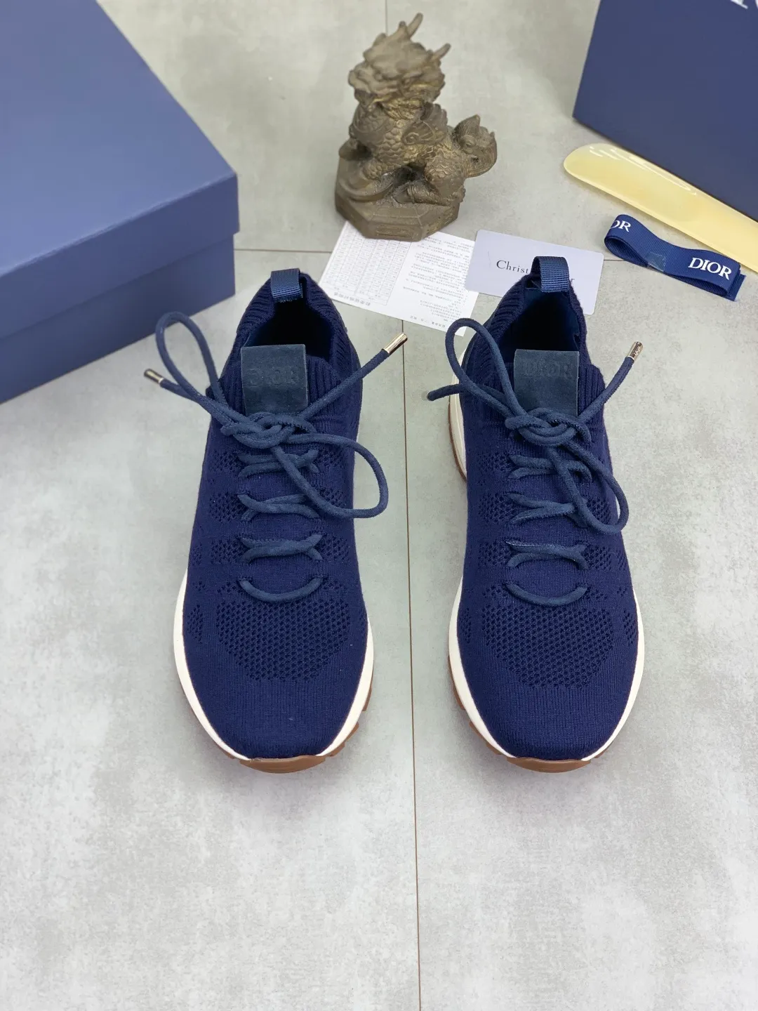 Men's men's shoes P400 new Dior Tech sneakers 2026 early spring series new products, with fashionable details, highlighting retro aesthetics. The fly-knit upper is spliced ​​with the sides of apricot transparent mesh fabric, and the leading edge of the upper window is laminated with high-frequency flat ironing and counter-pressure. The original craftsmanship is beautiful, comfortable and does not fall off. The interior is made of tonal sheep lining, which is soft and comfortable. The heel and tongue are embellished with the Paris logo. The textured TPU soles with the same tonal logo add to the high-end style.  Code number: 38-45 (46 customized)